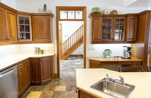 Seguin Cabaña | Breezy Lake Joe family cottage w/ SUP, kayaks + bar area on the dock