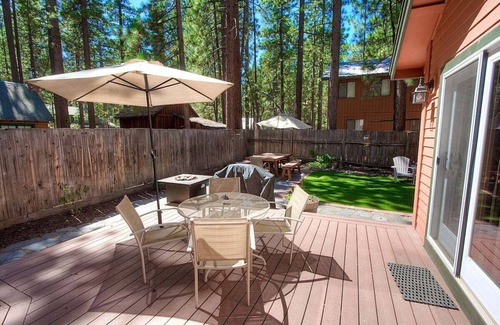 Bijou Pines Casa | Cabaña clásica, patio cercado, barbacoa, 2 chimeneas, terraza, cerca del lago (CYH0840)