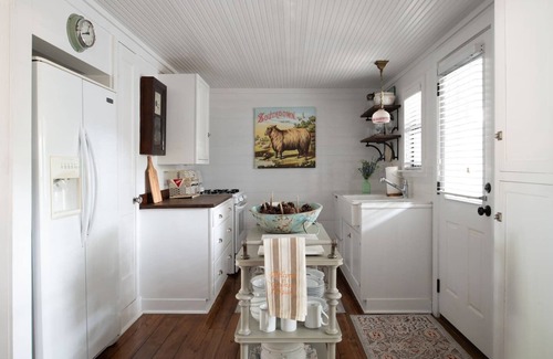 Fayetteville Casa | Breezy, Stylish (& Walkable!) Summer Stay at Fayetteville Belle
