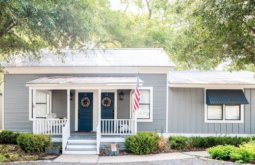 Fayetteville Casa | Breezy, Stylish (& Walkable!) Summer Stay at Fayetteville Belle