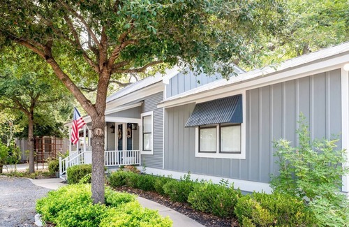 Fayetteville Casa | Breezy, Stylish (& Walkable!) Summer Stay at Fayetteville Belle