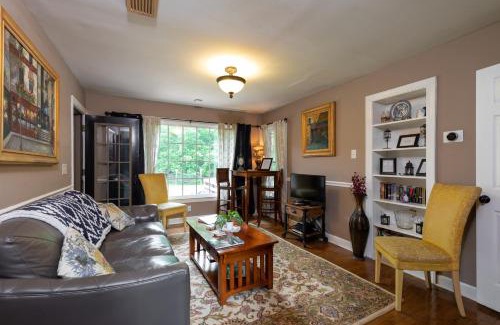 Goodlettsville Apartamento | Brenda Lee History 2BR Villa Pool Hot Tub