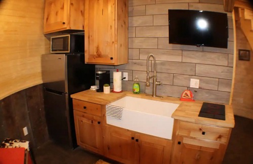 Arnold Casa | Brent & Jean's Grain Bin Inn Barn