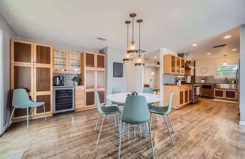 Brentwood Casa | Brentwood Bungalow. Walk & Bike Everything Austin!