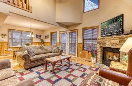 Pigeon Forge Casa | Brentwood, Resort Pool, FREE Attraction tickets, Near Parkway, Hot Tub, Arcade Game, WIFI!