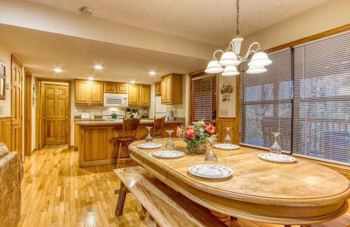 Pigeon Forge Casa | Brentwood, Resort Pool, FREE Attraction tickets, Near Parkway, Hot Tub, Arcade Game, WIFI!