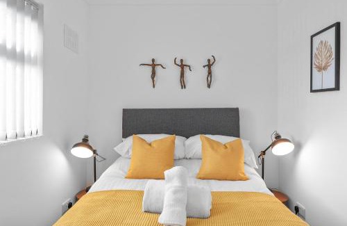 Severn Beach Casa | Brett Stays - Fast WiFi - Modern Amenities - Smart TV - Sleeps 8
