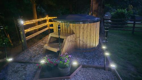 Milton Malsor Casa | Brewers Bolt Cozy Unique Shepherds Hut - Hot Tub!
