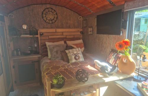 Milton Malsor Casa | Brewers Bolt Cozy Unique Shepherds Hut - Hot Tub!