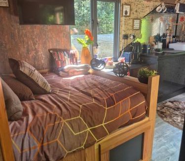 Milton Malsor Casa | Brewers Bolt Cozy Unique Shepherds Hut - Hot Tub!