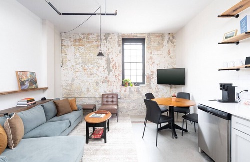 Westown Apartamento | Brewery District 2-Story 2BR Apt Near Fiserv with Rooftop Gym and Parking