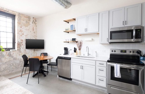 Westown Apartamento | Brewery District 2-Story 2BR Apt Near Fiserv with Rooftop Gym and Parking