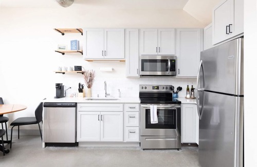 Westown Apartamento | Brewery District 2-Story 2BR Apt Near Fiserv with Rooftop Gym and Parking