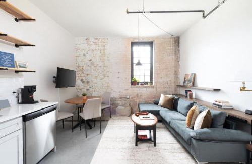 Westown Apartamento | Brewery District 2-Story 2BR Apt Near Fiserv with Rooftop, Gym, and Parking