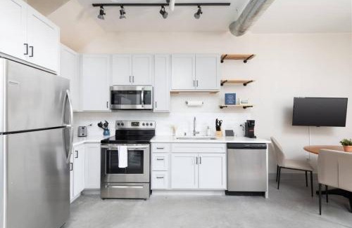 Westown Apartamento | Brewery District 2-Story 2BR Apt Near Fiserv with Rooftop, Gym, and Parking