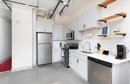 Westown Apartamento | Brewery District 2-Story 2BR Apt Near Fiserv with Rooftop, Gym, and Parking
