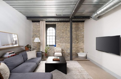Westown Apartamento | Brewery District Luxe 2BR Near Fiserv with Parking