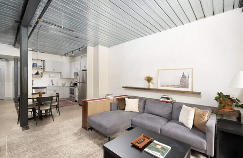 Westown Apartamento | Brewery District Luxe 2BR Near Fiserv with Parking