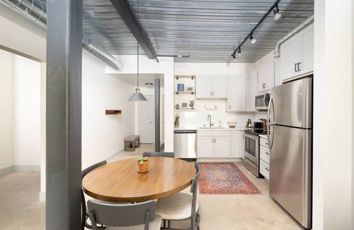 Westown Apartamento | Brewery District Luxe 2BR Near Fiserv with Parking