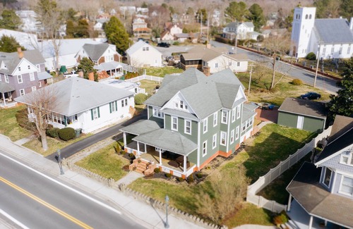Berlin Casa | Brewhouse on Main - sleeps 10 - walk to downtown shops / bars / town events.