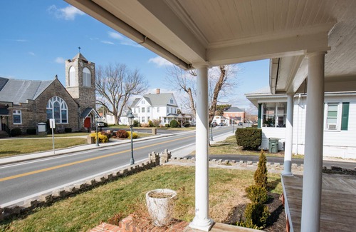 Berlin Casa | Brewhouse on Main - sleeps 10 - walk to downtown shops / bars / town events.