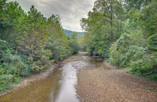 Briceville Casa | Briceville Cabin with River Access and Mountain Views!