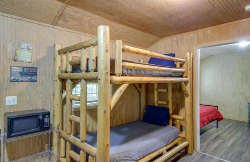 Briceville Casa | Briceville Cabin with River Access and Mountain Views!
