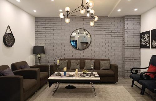 Bahria Town Apartamento | Brick Accent Loft 1BHK with Balcony & Free Netflix