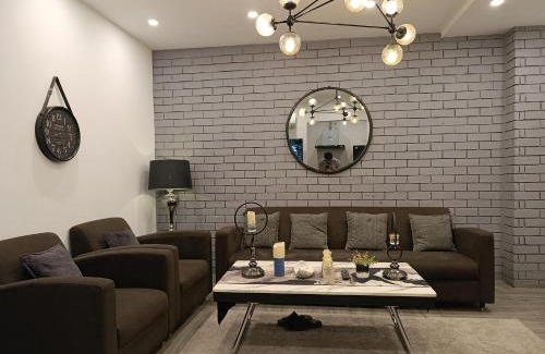 Bahria Town Apartamento | Brick Accent Loft 1BHK with Balcony & Free Netflix