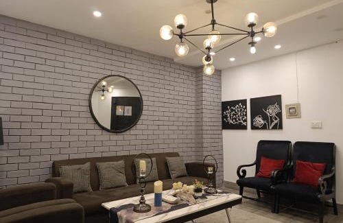 Bahria Town Apartamento | Brick Accent Loft 1BHK with Balcony & Free Netflix