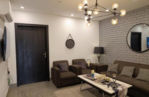 Bahria Town Apartamento | Brick Accent Loft 1BHK with Balcony & Free Netflix
