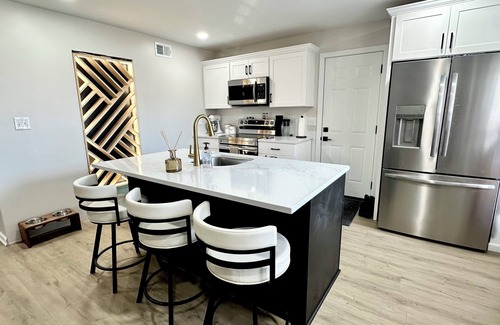 Lee's Summit Casa | Brick Haven Near Downtown Lee’s Summit: Luxe Espresso & Relaxation