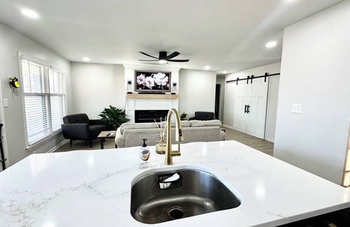 Lee's Summit Casa | Brick Haven Near Downtown Lee’s Summit: Luxe Espresso & Relaxation