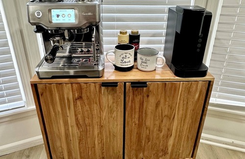 Lee's Summit Casa | Brick Haven Near Downtown Lee’s Summit: Luxe Espresso & Relaxation