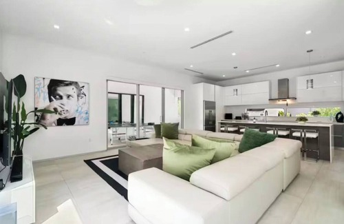The Roads Casa | Contemporary 4-bedroom house in Miami w/rooftop pool