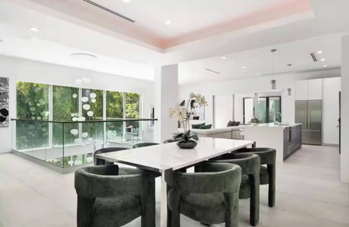 The Roads Casa | Contemporary 4-bedroom house in Miami w/rooftop pool
