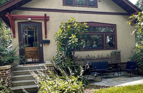 Kutzky Park Casa | Bricks - Main floor 2 bed/bath home, 2 car garage 3 blocks from Mayo Clinic!
