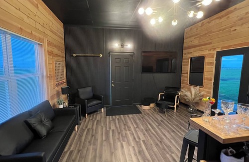Kidder County Cabina | Bridal Suite Cabin Rental
