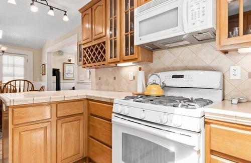 Capitola Casa | Bridgeport Bungalow on the River