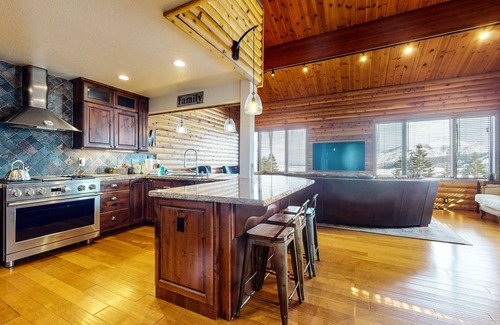 Mammoth Lakes Condominio | Bridges Townhome 11 Pet-Friendly Deluxe Townhome with Private Hot Tub and Stones throw to slopes by RedAwning
