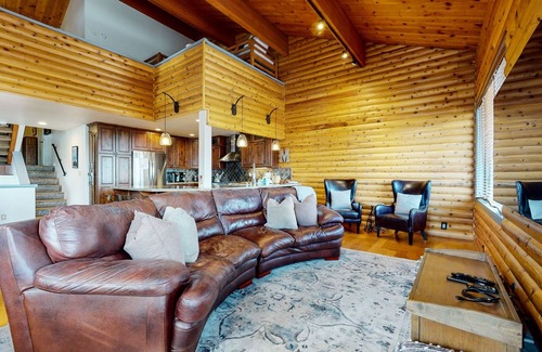 Mammoth Lakes Condominio | Bridges Townhome 11 Pet-Friendly Deluxe Townhome with Private Hot Tub and Stones throw to slopes by RedAwning