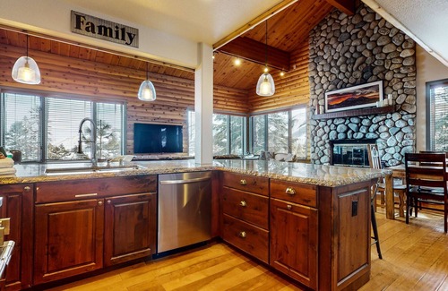 Mammoth Lakes Condominio | Bridges Townhome 11 Pet-Friendly Deluxe Townhome with Private Hot Tub and Stones throw to slopes by RedAwning
