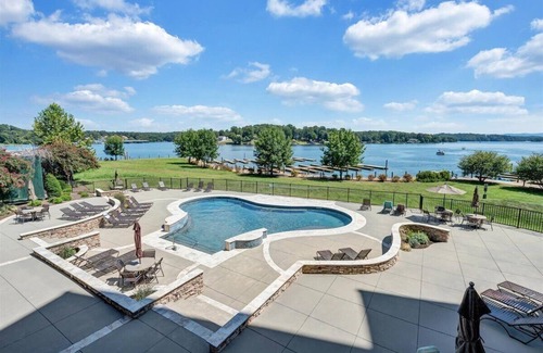 Westlake Corner Condominio | Bridgewater Pointe