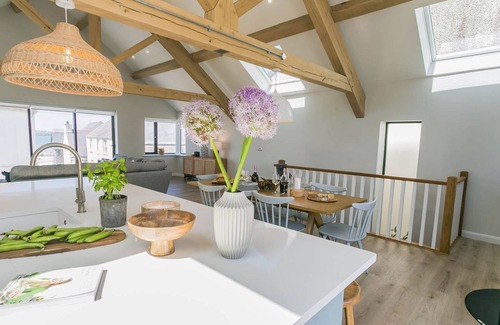 Rhosneigr Cabaña | Brig y Don - a sea view that sleeps 8 guests in 4 bedrooms
