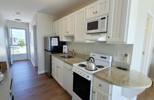 North Truro Condominio | Bright 1BD Bayfront Condo--RIGHT ON THE BEACH, Amazing Waterfront & Provincetown Views, A/C