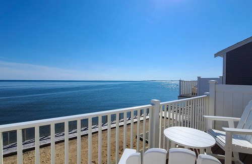 North Truro Condominio | Bright 1BD Bayfront Condo--RIGHT ON THE BEACH, Amazing Waterfront & Provincetown Views, A/C