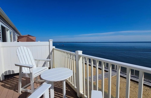 North Truro Condominio | Bright 1BD Bayfront Condo--RIGHT ON THE BEACH, Amazing Waterfront & Provincetown Views, A/C