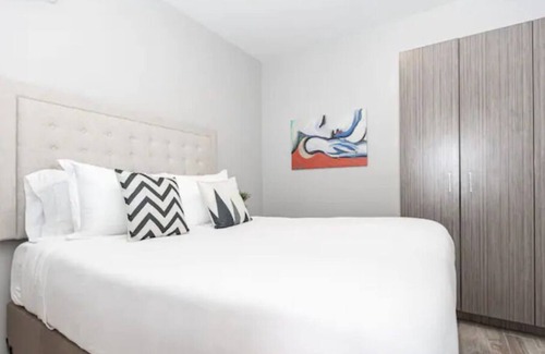 Mission Hills Apartamento | Bright 1BDR Downtown. Parking. WiFi. Walk to All.