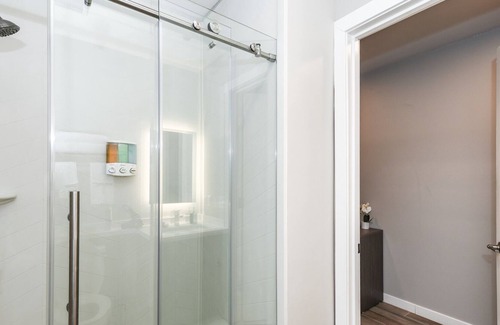 Mission Hills Apartamento | Bright 1BDR Downtown. Parking. WiFi. Walk to All.