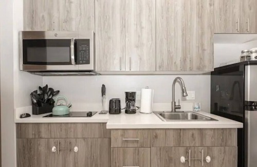 Mission Hills Apartamento | Bright 1BDR Downtown. Parking. WiFi. Walk to All.